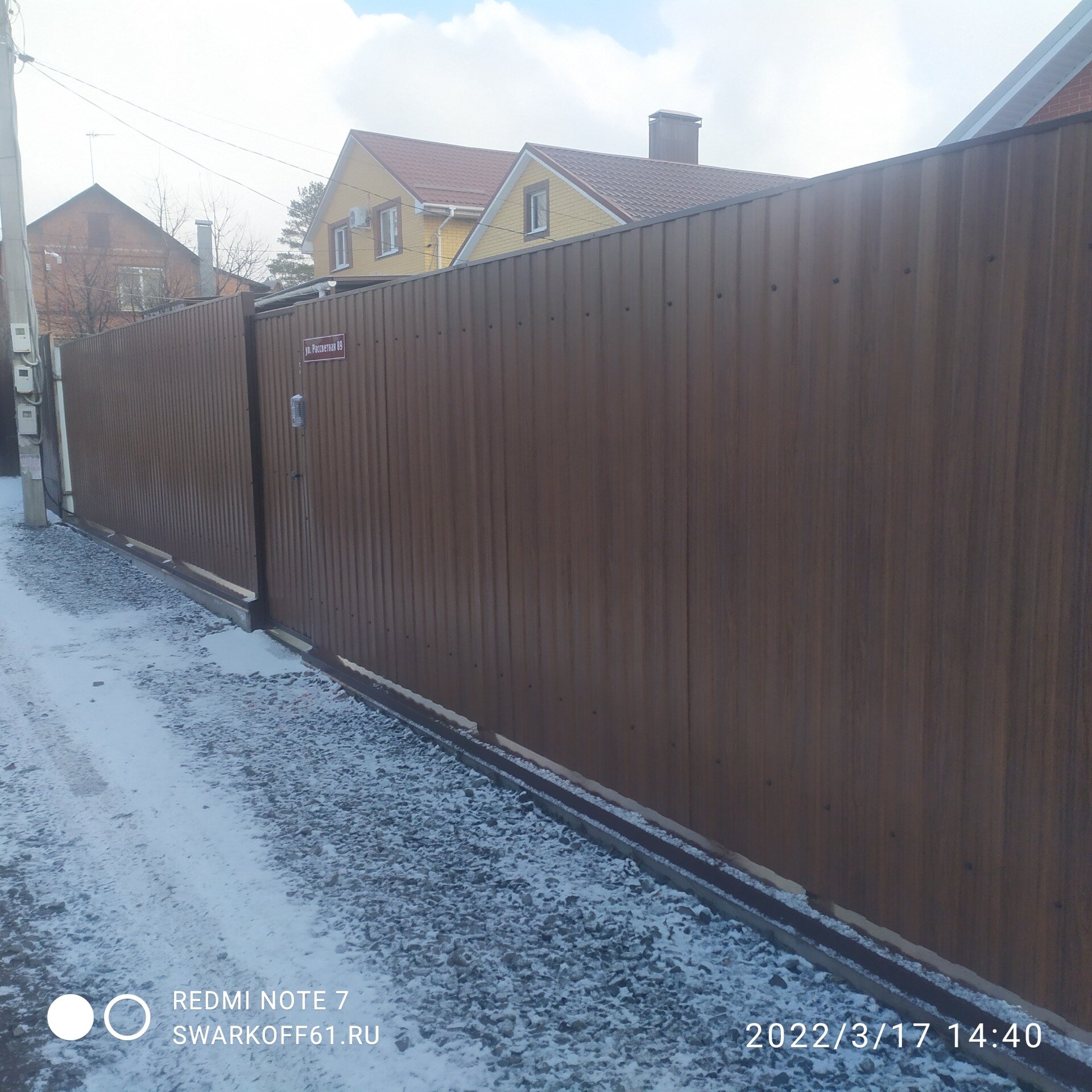 забор из профнастила под дерево забор из профнастила под дерево